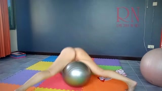 A girl without panties is engaged in yoga. The athlete takes off yoga leotards and shows her pussy.