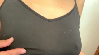 Fカップのノーブラ乳首オナニー。エアリズムの上からペンで乳首を弄ってみたら…