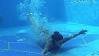 Heidi Van Horny big tits and ass underwater