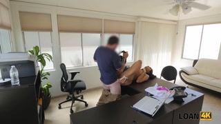 LOAN4K Los problemas de las bellezas sexy con el dinero la hacen aceptar cualquier cosa
