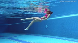 Tiffany Tatum shower her hot ass by the pool