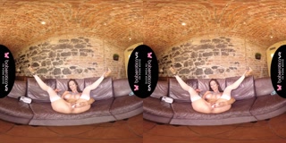 Solo mature, Cynthia Velons is pleasing herself, in VR