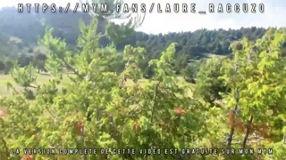 Je me gode la chatte au bord d’une route devant des voyeurs !